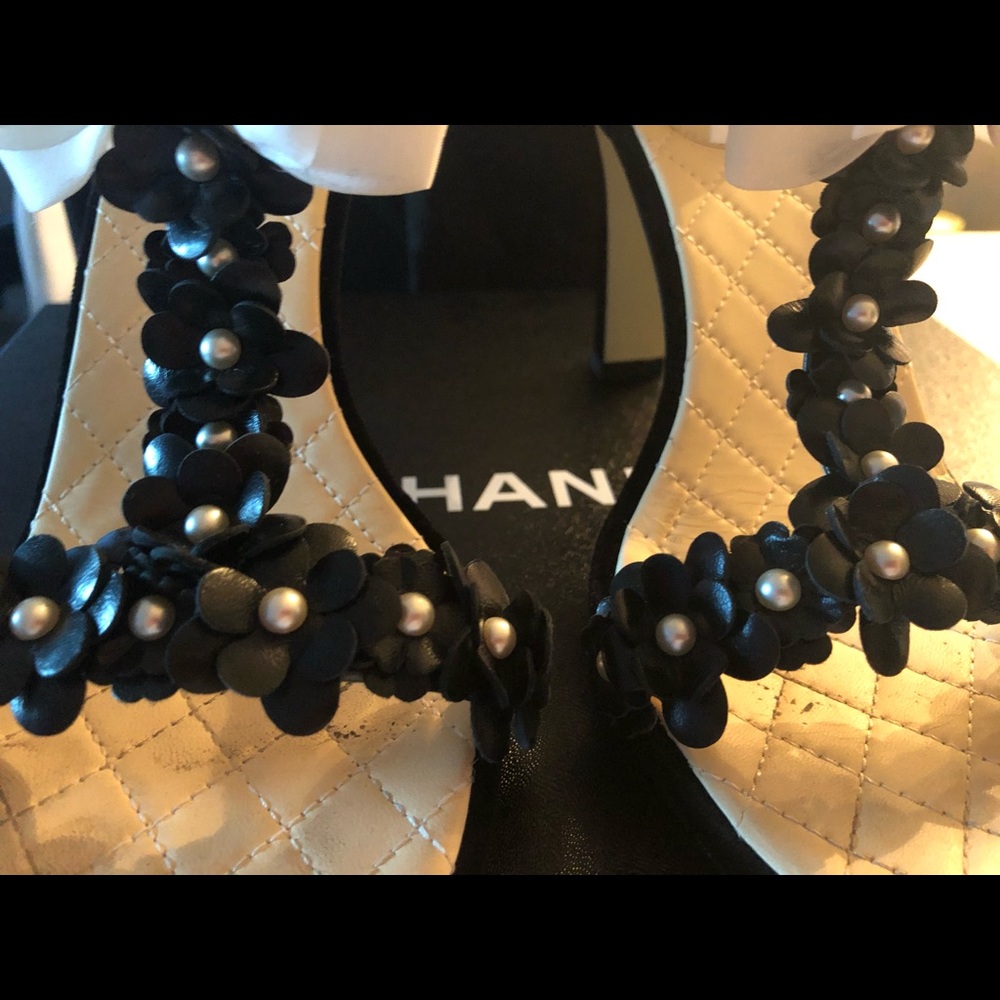 🦋CHANEL Camellia T-strap sandals 🦋 - Picture 6 of 13